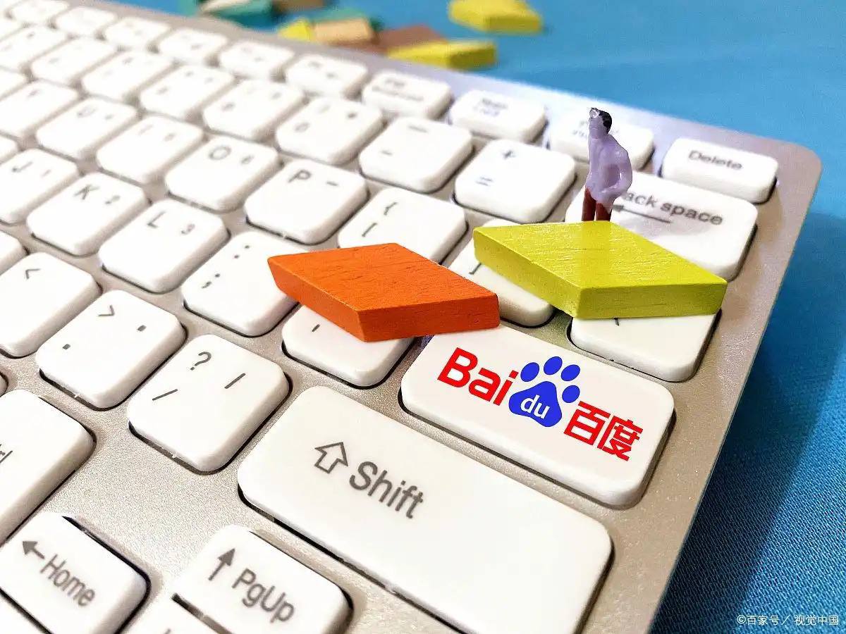 樊振东刚练完球就拍证件照